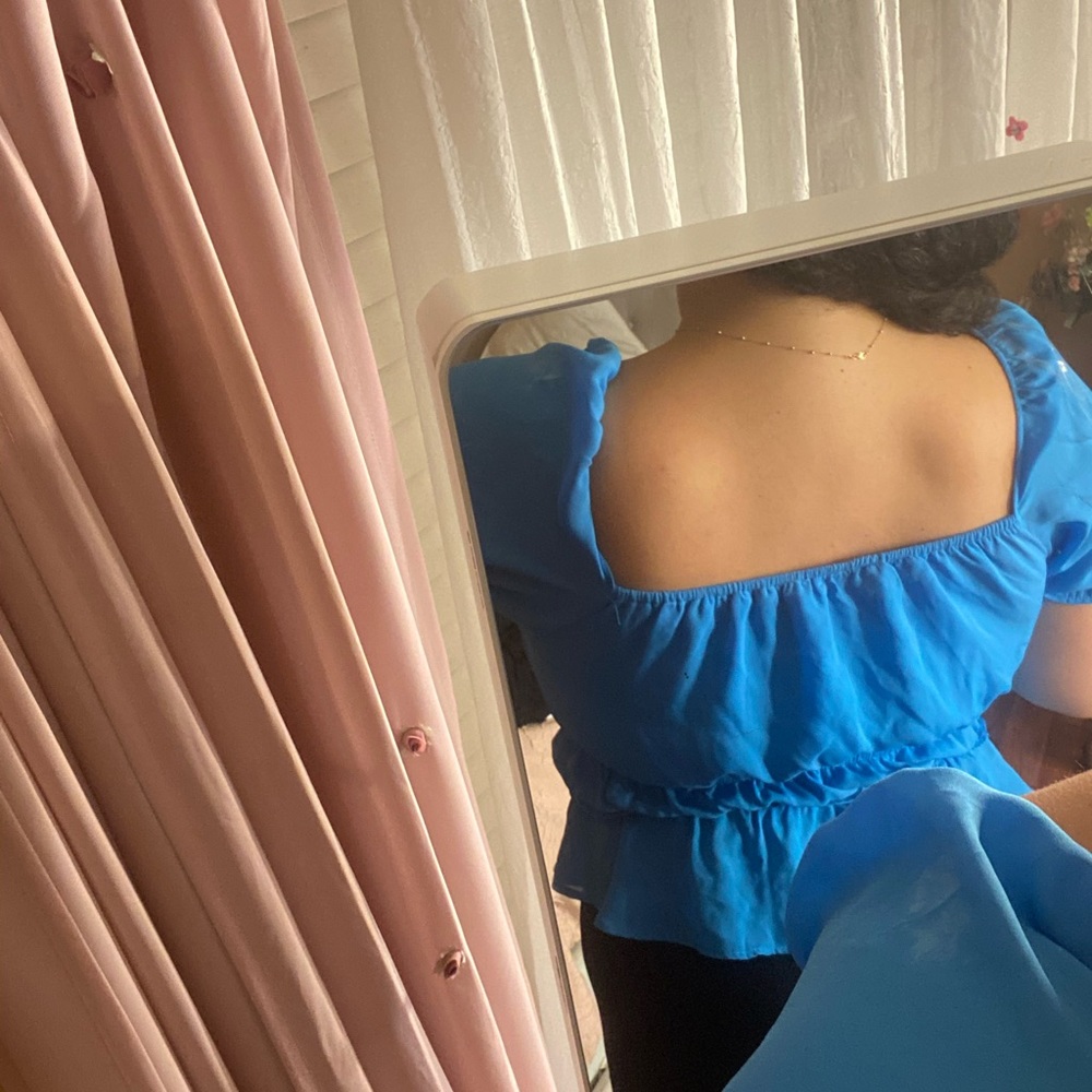 Woman’s blouse - Picture 2 of 2